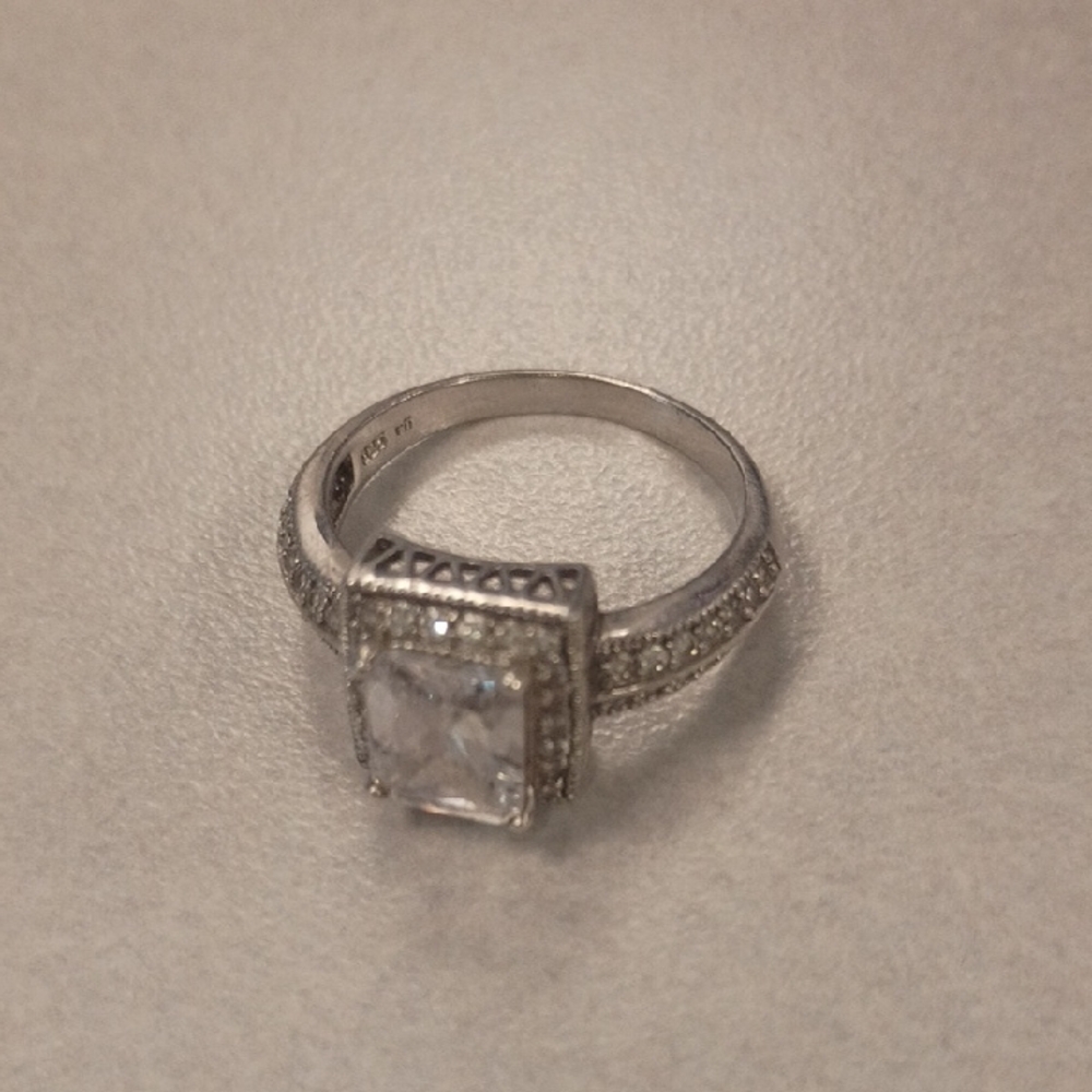 Dazzling Silver Ring with Clear Gemstone